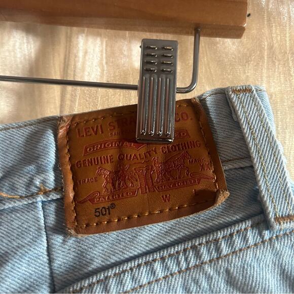 Levi’s 501 Button Fly Denim Cutoff Shorts Raw Hem 100% Cotton Light Wash Size 32 - Picture 3 of 6